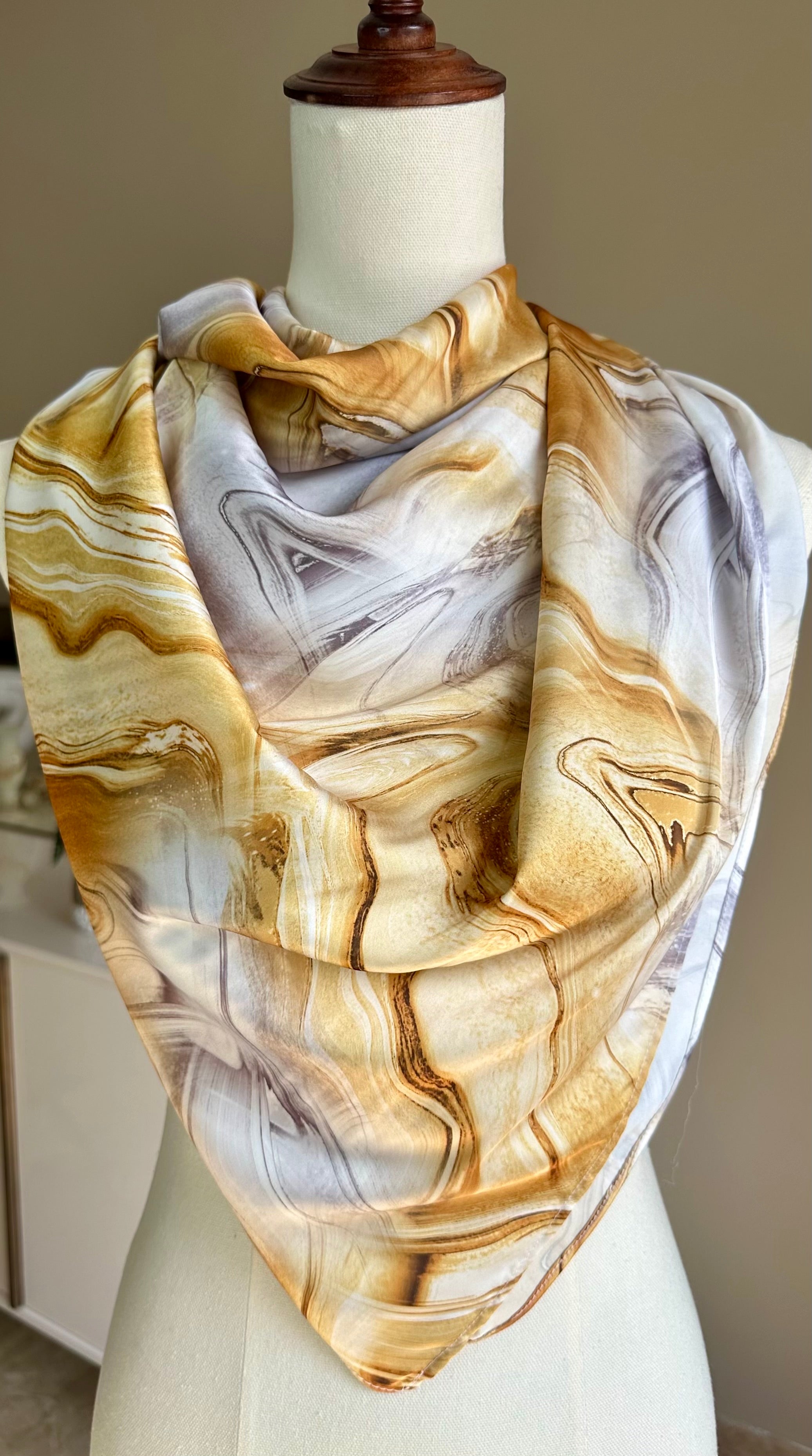 Wavy yellow Scarf